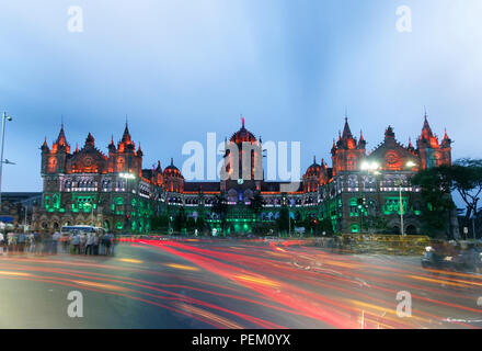 La gare Chhatrapati Shivaji (CST) anciennement Victoria Terminus est un site du patrimoine mondial de l'UNESCO et la gare éclairée le jour de l'indépendance, Mumbai. Banque D'Images