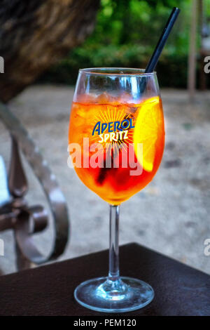 Aperol Spritz rafraîchissante boisson d'été populaires close up Banque D'Images