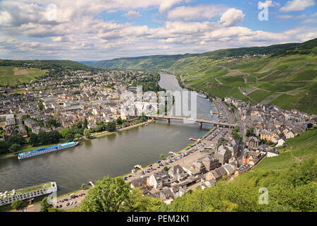 Ville allemande bernkastel-kues en vallée de la moselle Banque D'Images