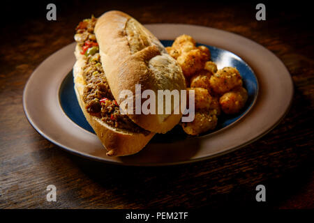 Philly Cheesesteak avec oignons en dés les poivrons et les champignons avec tater-tots Banque D'Images