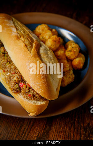 Philly Cheesesteak avec oignons en dés les poivrons et les champignons avec tater-tots Banque D'Images