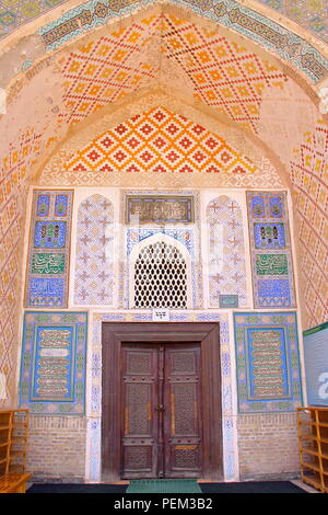 L'entrée principale de la mosquée Bolo Haouz à Boukhara, Ouzbékistan Banque D'Images