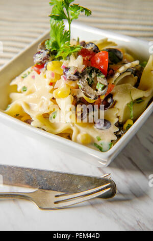 Fresh Mexican haricot noir salade de maïs à la coriandre et tomates et olives Banque D'Images