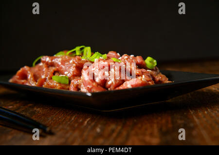 Marinade barbecue coréen raw beef Bulgogi en éclairage sombre moody Banque D'Images