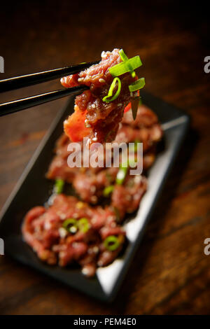 Marinade barbecue coréen raw beef Bulgogi en éclairage sombre moody Banque D'Images