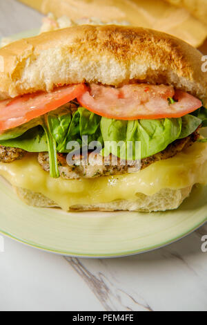 Fromage provolone et grillées avec la salade de pommes de terre sandwich au poulet Banque D'Images