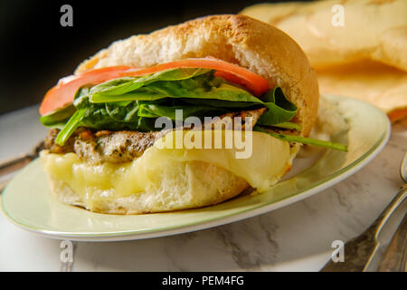 Fromage provolone et grillées avec la salade de pommes de terre sandwich au poulet Banque D'Images