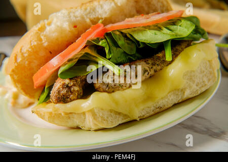 Fromage provolone et grillées avec la salade de pommes de terre sandwich au poulet Banque D'Images