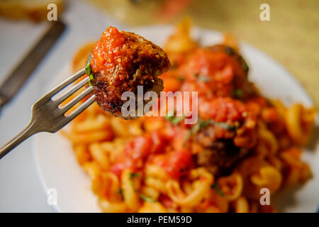 Spaghetti et boulettes de viande avec des nouilles et de basilic frais haché Banque D'Images