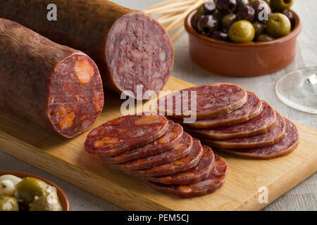 Morceau traditionnel espagnol de saucisson, chorizo, tranches et les olives close up Banque D'Images