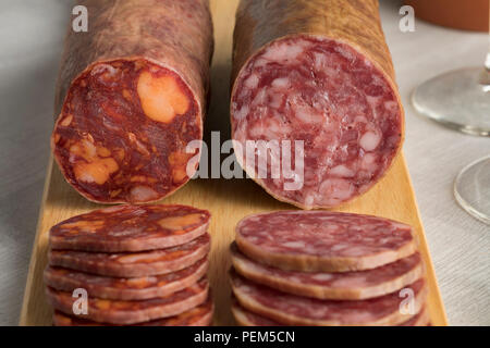 Morceau traditionnel de saucisson, chorizo espagnol et des tranches close up Banque D'Images