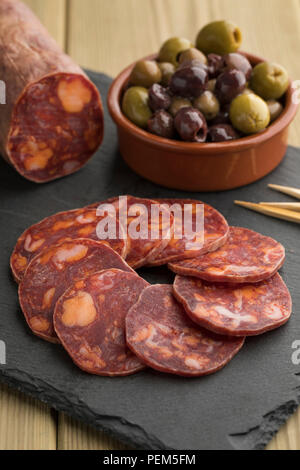 Pièce traditionnelle de la saucisse chorizo espagnol et des tranches close up Banque D'Images