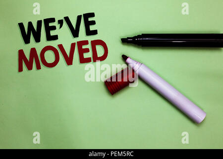 Signe texte montrant le weve ont déplacé. Photo conceptuelle en vit à partir de la place d'un autre pays identiques ou différents marqueurs ouverts Inspiration communication Banque D'Images