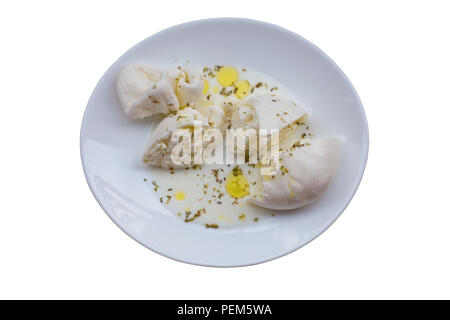 Burrata, typique du sud de l'Italie fromage doux rempli de beurre, dans une plaque avec clipping path Banque D'Images