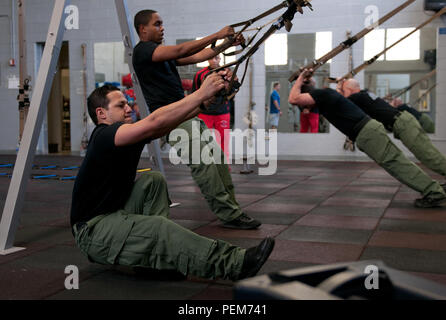 Les membres de l'Mineola armes spéciales et de l'équipe tactique de participer à un circuit d'entraînement TRX 16 Décembre, avec la centre de remise en forme fonctionnelle. Le circuit était une simulation des effets physiologiques du stress et de la fatigue sur l'esprit et le corps au cours de la journée de travail typique de l'équipe SWAT. (U.S. Photo de l'armée par le Sgt. Juana M. Nesbitt, Mobile 7e Détachement des affaires publiques) Banque D'Images