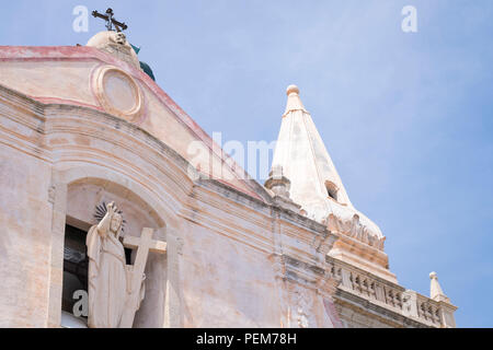 Italie Sicile Monte Tauro Taormina célèbre station touristique de luxe de l'Église détail Chiesa di San Giuseppe statue sculpture en rénovation Banque D'Images