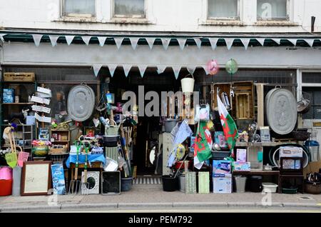 Quincaillerie ancienne shop exterior Usk Monmouthshire au Pays de Galles Cymru UK Banque D'Images