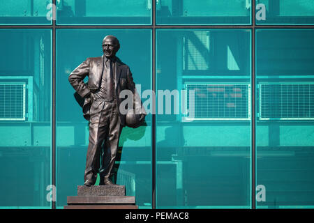 MANCHESTER, UK - 19 MAI 2018 : Sir Matt Busby statue en bronze à Old Trafford stadium, la maison de Manchester United Banque D'Images