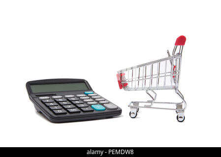 Mini Panier et Calculatrice numérique sur fond blanc Banque D'Images