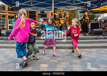 Kids dance pour les mammifères groupe jouant à Canmore Folk Music Festival, Canmore, Alberta, Canada Banque D'Images