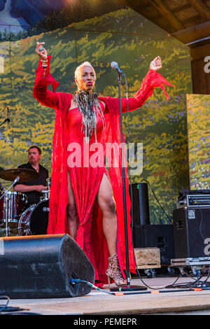 Singer Shakura S'Aida à Canmore Folk Music Festival, Canmore, Alberta, Canada Banque D'Images