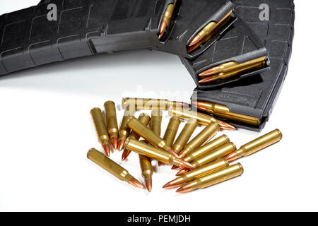 AR 15 full metal jacket avec des munitions chargées magazines isolated on white Banque D'Images