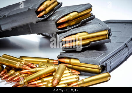 AR 15 full metal jacket avec des munitions chargées magazines isolated on white Banque D'Images