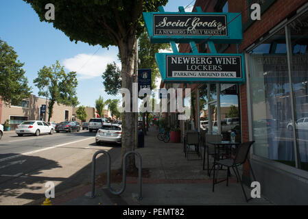 NEWBERG, Oregon le 15 août 2017, jusqu'à une route au centre-ville de Newberg. Les panneaux pour un marché et des boutiques le long du trottoir. Banque D'Images