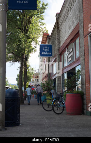 NEWBERG, Oregon le 15 août 2017, à la recherche d'un trottoir au centre-ville de Newberg. Une église et les panneaux pour magasins et une banque le long du trottoir. Banque D'Images