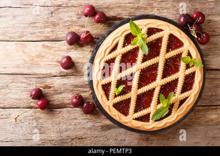 Ouvert de fête délicieux cherry pie Crostata close-up sur une table horizontale. haut Vue de dessus Banque D'Images