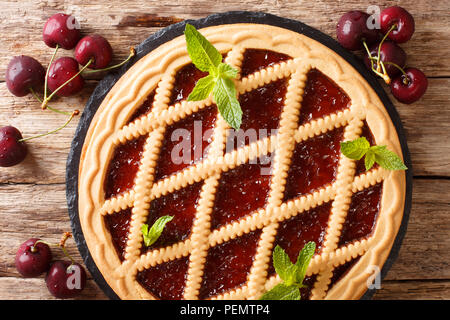 L'Italien crostata aux cerises et à la menthe cake close-up sur la table supérieure horizontale. Vue de dessus Banque D'Images