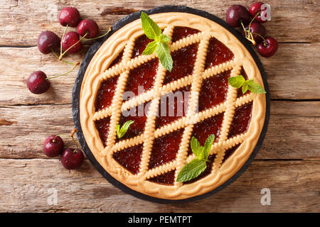 Des pâtisseries d'été cherry pie Crostata close-up sur la table. Haut horizontale Vue de dessus Banque D'Images