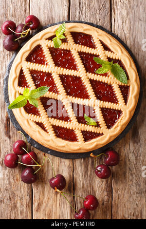 Des pâtisseries d'été cherry pie Crostata close-up sur la table. Haut Vertical Vue de dessus Banque D'Images