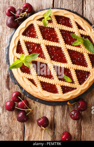 L'Italien crostata aux cerises et à la menthe cake close-up sur la table. Haut Vertical Vue de dessus Banque D'Images