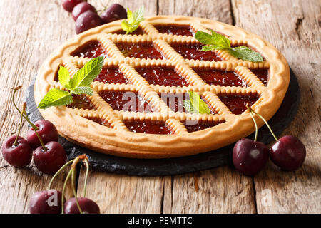 Délicieux repas traditionnel berry cherry pie Crostata close-up sur la table rustique, horizontal. Banque D'Images