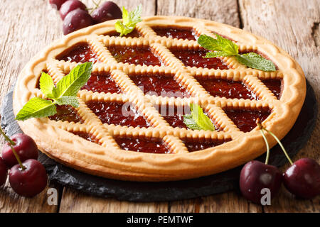 Des pâtisseries d'été cherry pie Crostata close-up sur la table. Banque D'Images