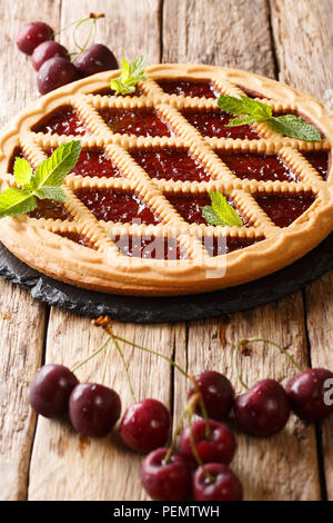 Ouvert de fête délicieux cherry pie Crostata close-up sur une table verticale. Banque D'Images