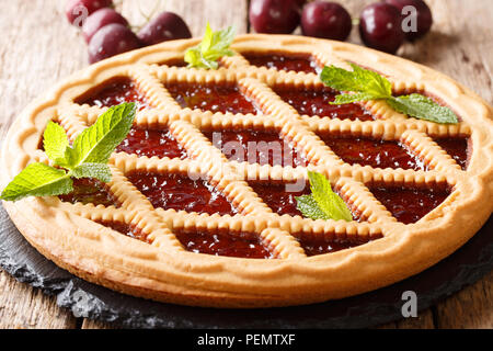 Crostata italienne gâteau sablé aux cerises et à la menthe libre sur une table horizontale. Banque D'Images