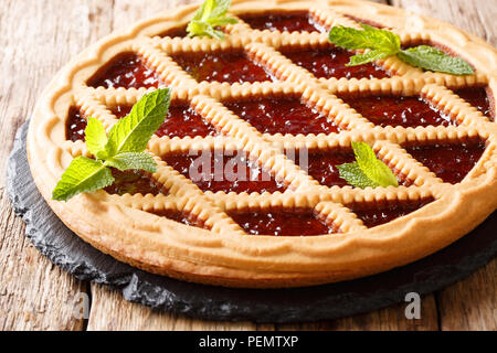 De délicieux plats italiens tarte crostata aux cerises et à la menthe libre sur la table horizontale. Banque D'Images