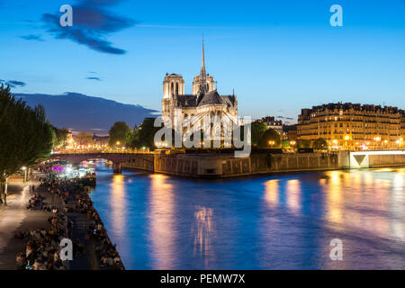 Notre Dame de Paris avec croisière sur la Seine la nuit à Paris, France Banque D'Images