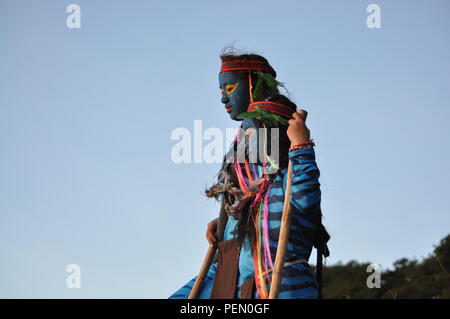 Juste avant le crépuscule du matin commençait à poindre 2 jeunes filles & Feytiri Keytiri avatar arrivant à Corral Rock, dans l'attente de l'aube à l'aube, dans la montagne d'Ulap. Banque D'Images