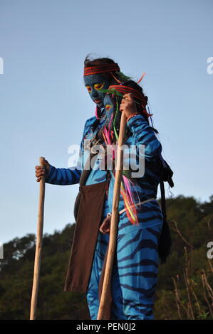 Juste avant le crépuscule du matin commençait à poindre 2 jeunes filles & Feytiri Keytiri avatar arrivant à Corral Rock, dans l'attente de l'aube à l'aube, dans la montagne d'Ulap. Banque D'Images