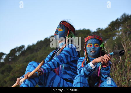 Juste avant le crépuscule du matin commençait à poindre 2 jeunes filles & Feytiri Keytiri avatar arrivant à Corral Rock, dans l'attente de l'aube à l'aube, dans la montagne d'Ulap. Banque D'Images