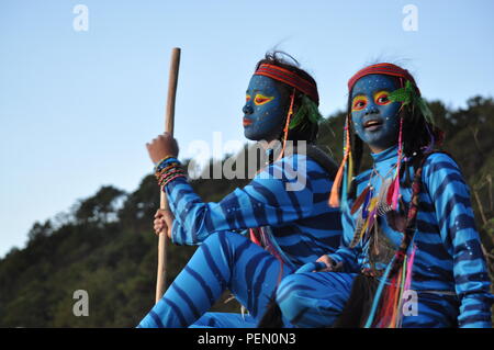 Juste avant le crépuscule du matin commençait à poindre 2 jeunes filles & Feytiri Keytiri avatar arrivant à Corral Rock, dans l'attente de l'aube à l'aube, dans la montagne d'Ulap. Banque D'Images