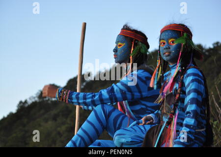 Juste avant le crépuscule du matin commençait à poindre 2 jeunes filles & Feytiri Keytiri avatar arrivant à Corral Rock, dans l'attente de l'aube à l'aube, dans la montagne d'Ulap. Banque D'Images