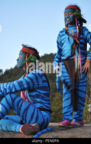 Juste avant le crépuscule du matin commençait à poindre 2 jeunes filles & Feytiri Keytiri avatar arrivant à Corral Rock, dans l'attente de l'aube à l'aube, dans la montagne d'Ulap. Banque D'Images