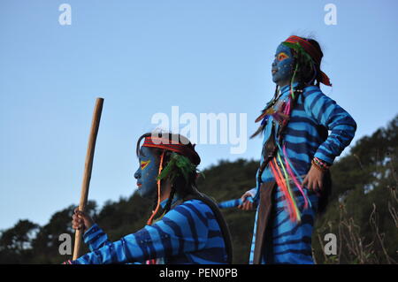 Juste avant le crépuscule du matin commençait à poindre 2 jeunes filles & Feytiri Keytiri avatar arrivant à Corral Rock, dans l'attente de l'aube à l'aube, dans la montagne d'Ulap. Banque D'Images