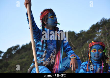 Juste avant le crépuscule du matin commençait à poindre 2 jeunes filles & Feytiri Keytiri avatar arrivant à Corral Rock, dans l'attente de l'aube à l'aube, dans la montagne d'Ulap. Banque D'Images