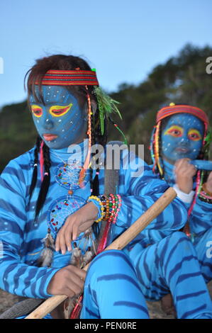 Juste avant le crépuscule du matin commençait à poindre 2 jeunes filles & Feytiri Keytiri avatar arrivant à Corral Rock, dans l'attente de l'aube à l'aube, dans la montagne d'Ulap. Banque D'Images