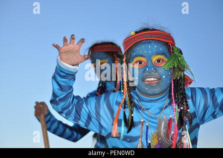 Juste avant le crépuscule du matin commençait à poindre 2 jeunes filles & Feytiri Keytiri avatar arrivant à Corral Rock, dans l'attente de l'aube à l'aube, dans la montagne d'Ulap. Banque D'Images